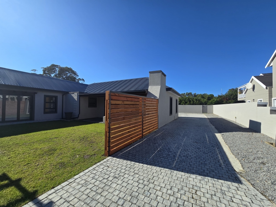 4 Bedroom Property for Sale in Kraaibosch Manor Western Cape